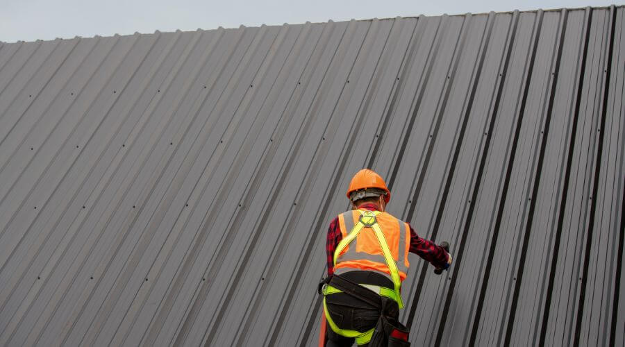 Professional gutter cleaning in Woodland, IL